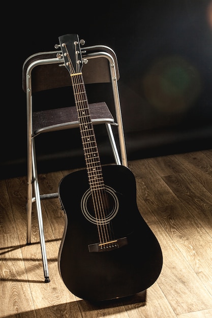 Guitarra acústica en blanco y negro la sala de música.