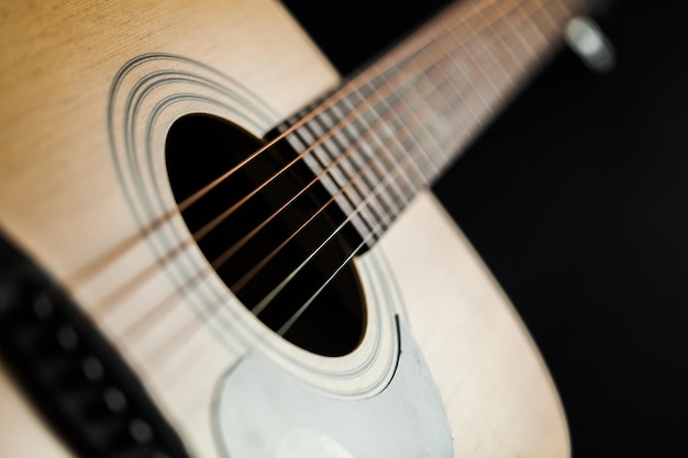 Guitarra acústica clásica aislada en un fondo negro