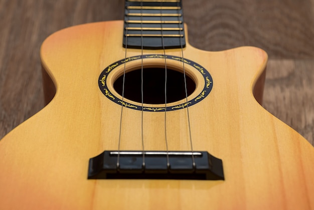Guitarra acústica close-up. sobre um fundo marrom. instrumento musical. fechar-se.