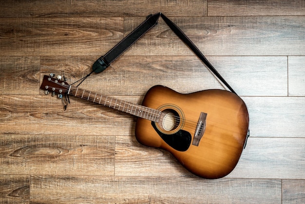 Guitarra acústica colgada en la pared