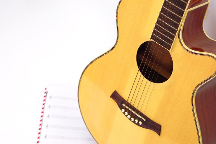 Foto guitarra acústica com notas musicais contra fundo branco amor de entretenimento e conceito de música
