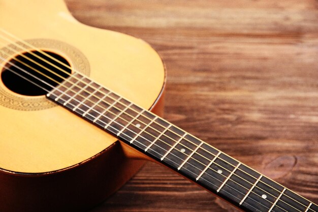Guitarra acústica sobre fondo de madera