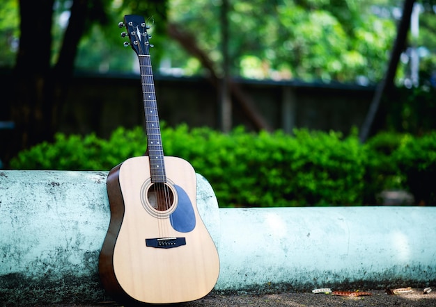 Guitarra acústica, um instrumento de som muito bom Conceito de instrumento musical