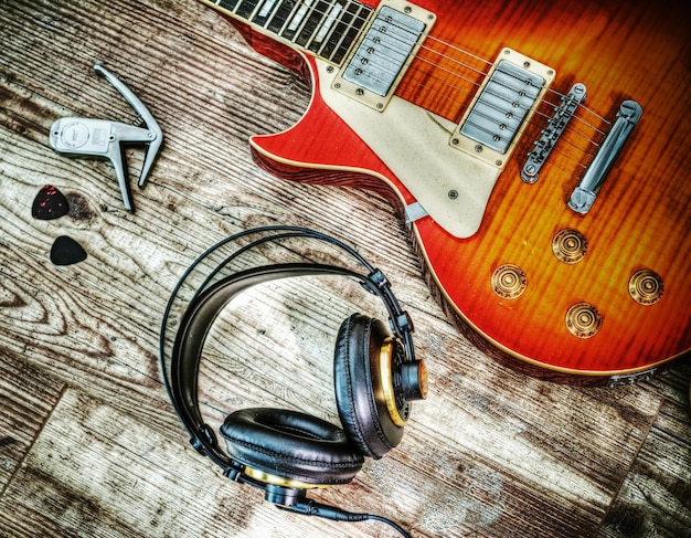 Guitarra y auriculares en efecto de mapeo de tonos hdr