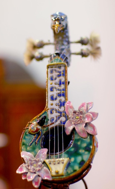 Foto guitarra de cerámica con varias baratijas