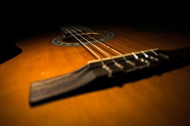 Guitarra clásica con fondo negro
