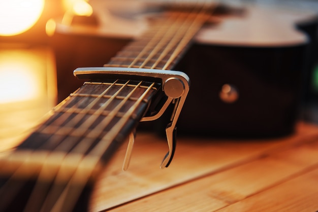 Guitarra clásica sobre un fondo marrón claro