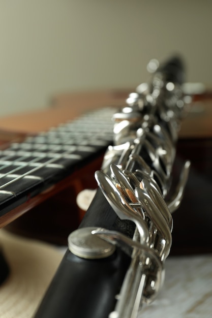 Guitarra clássica, clarinete e chapéu, close-up e foco seletivo.