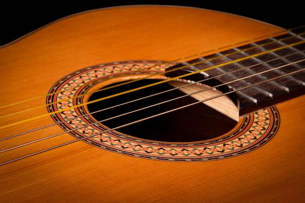 Foto guitarra clássica close-up no escuro