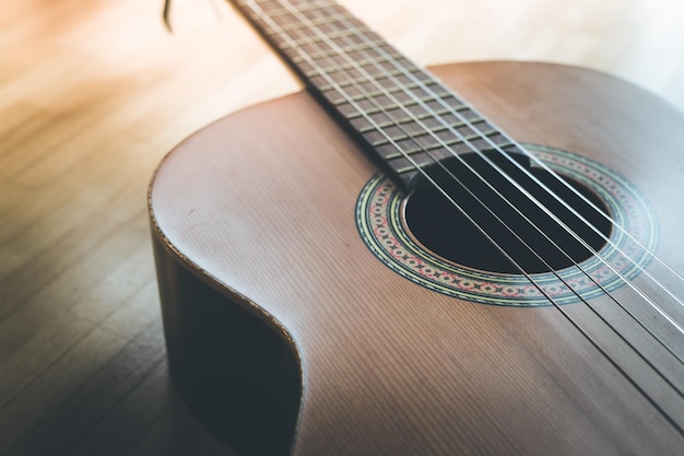 Guitarra clássica e instrumento profissional de cordas