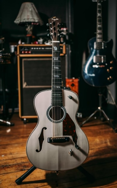 Foto guitarra clássica em close-up dramaticamente iluminada em um fundo preto com espaço de cópia