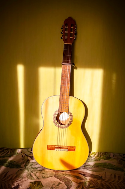 Guitarra clássica no interior da sala