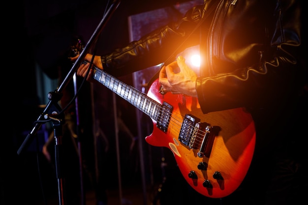 Guitarra durante un concierto Guitarrista en el escenario