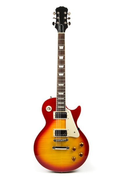 La guitarra contra un fondo blanco