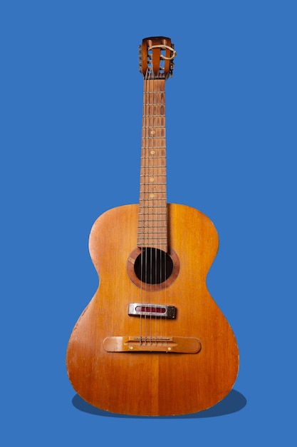 Guitarra de seis cordas vintage em um isolado de fundo azul