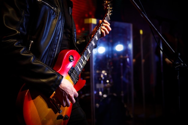 Guitarra durante um concerto Guitarrista no palco