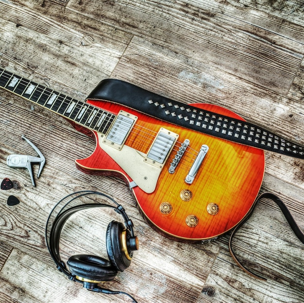 Guitarra e fones de ouvido em efeito de mapeamento de tom hdr