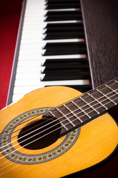 Foto guitarra e piano