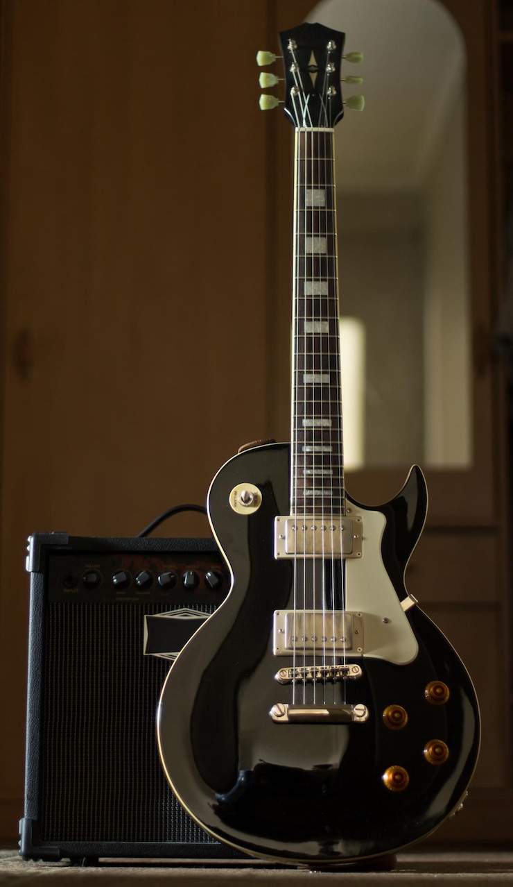 Guitarra eléctrica con amplificador junto blues