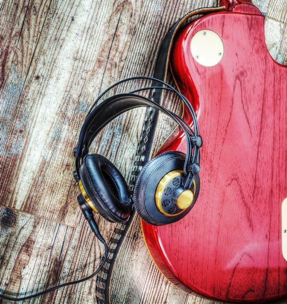 Foto guitarra eléctrica y auriculares en efecto de mapeo de tonos hdr