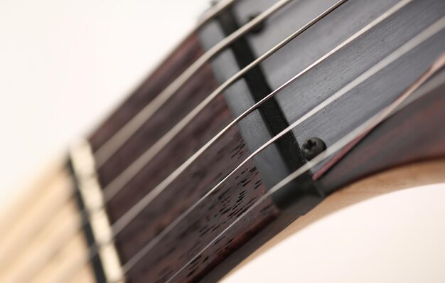 Foto guitarra eléctrica de madera de forma clásica con cuello de palo de rosa