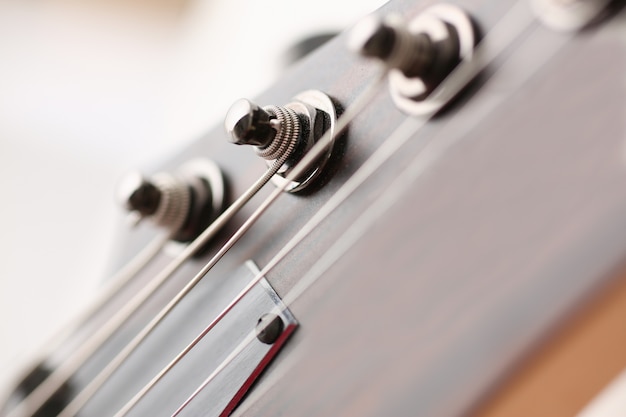 Guitarra eléctrica de madera de forma clásica con mástil de palo de rosa