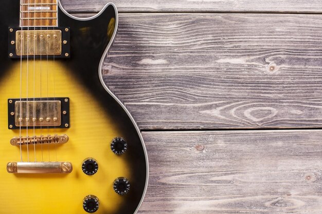 Foto guitarra eléctrica sobre tablones de madera.