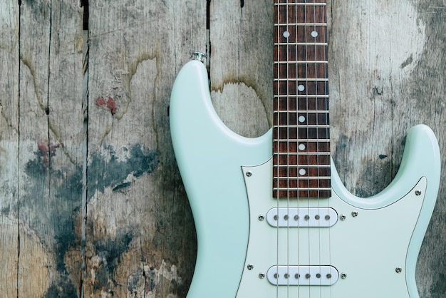 Foto guitarra elétrica em fundo de madeira com espaço de cópia