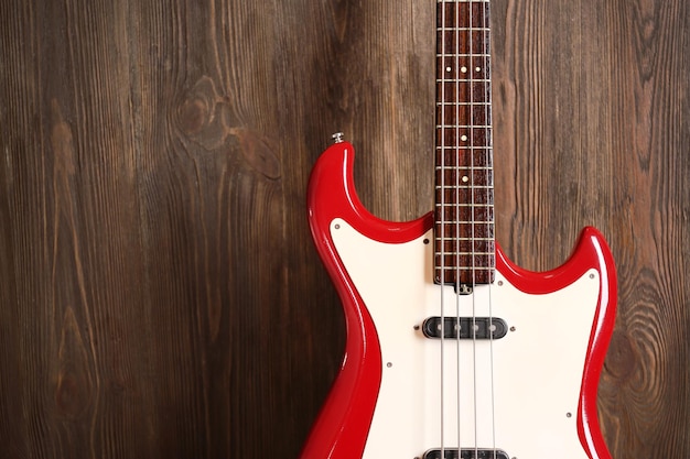 Foto guitarra elétrica em fundo de madeira