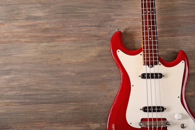 Guitarra elétrica em fundo de madeira