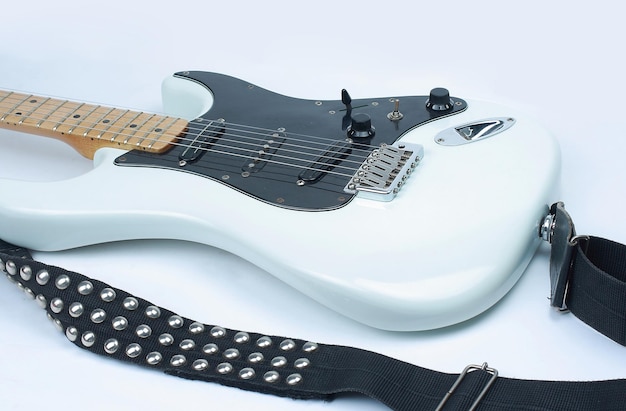 Guitarra elétrica fechada com alça de metal isolada em branco