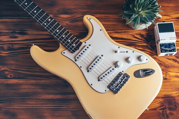 Guitarra elétrica na mesa de madeira