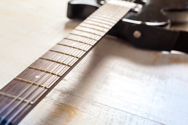 Guitarra elétrica na superfície de madeira velha