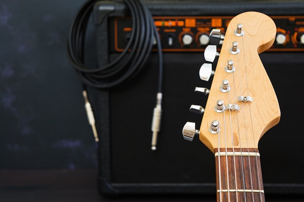 Foto guitarra elétrica na superfície escura