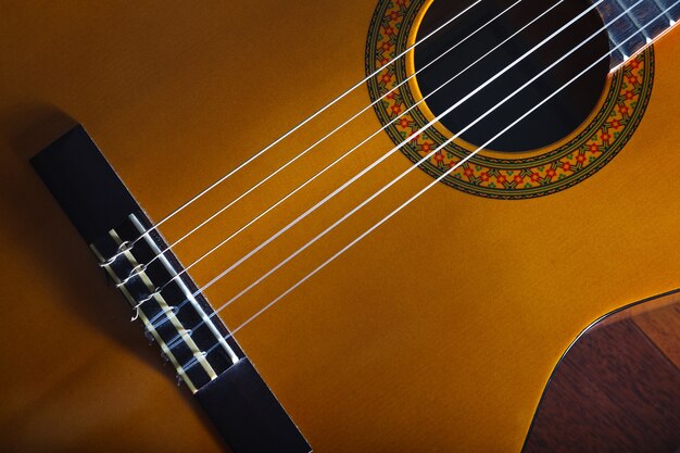 Foto guitarra espanhola clássica acústica amarela tune de música popular e banner de design de música.