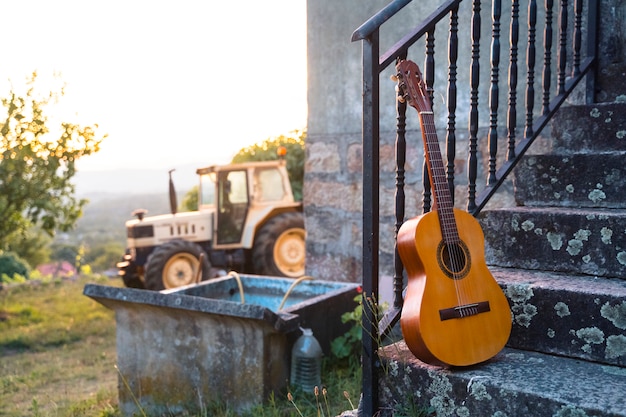 Foto guitarra espanhola como conceito de lazer no campo. conceito de música country. férias rurais no sul da espanha, na cidade de sevilha. musical relaxar nos feriados espanhóis. viajar para o conceito de espanha.