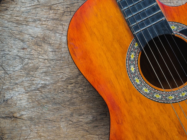 Foto la guitarra en el fondo de textura de madera. amor, concepto de día de la música.