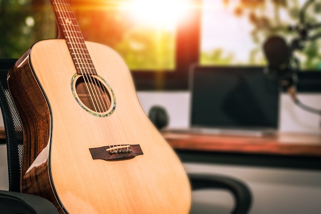 Guitarra en música de entretenimiento de estudio en casa