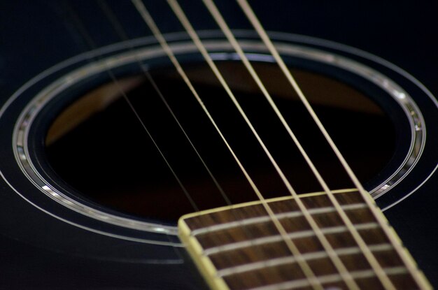 Una guitarra negra con la palabra guitar en ella