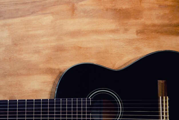 Guitarra no assoalho de madeira