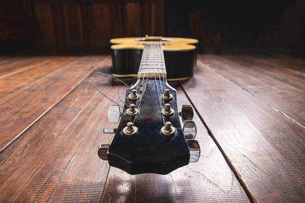 Foto guitarra no chão de madeira