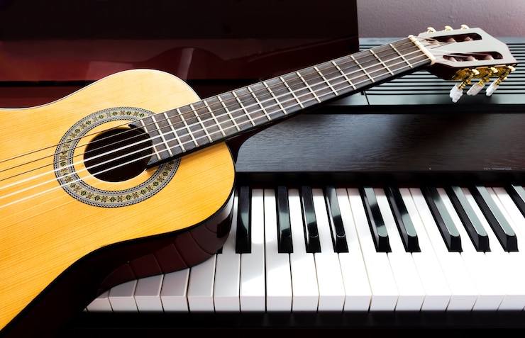 Foto guitarra y piano instrumento musical.