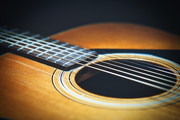 Una guitarra popular acústica