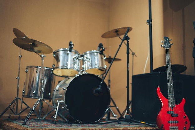 Guitarra bajo roja en un fondo de estudio musical casero