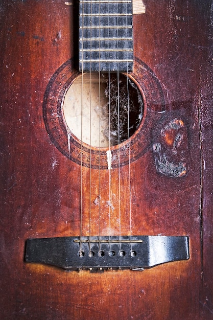 Guitarra roja polvorienta