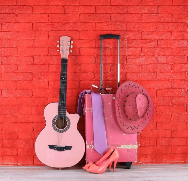 guitarra rosa e mala de viagem vintage rosa