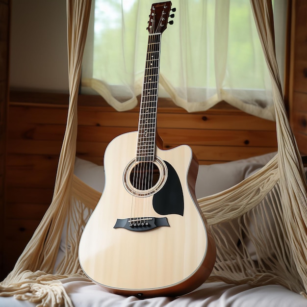 una guitarra se sienta en una cama con una cortina en el fondo