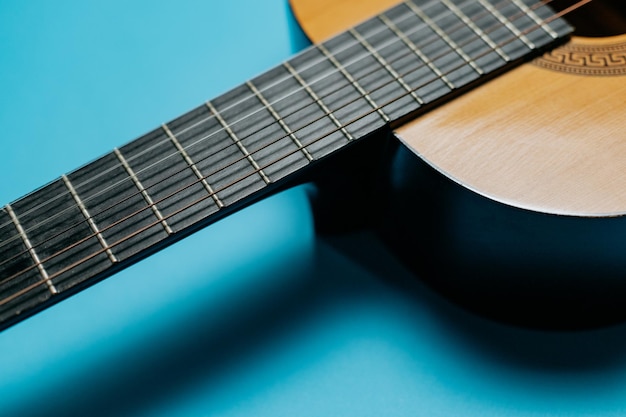 Guitarra sobre un fondo azul