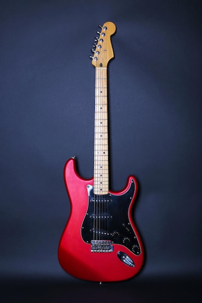 Guitarra sobre fondo oscuro