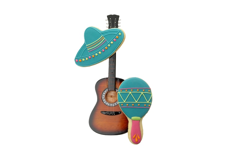 Foto guitarra sombrero de papua nueva guinea y maracas aisladas sobre un fondo blanco
